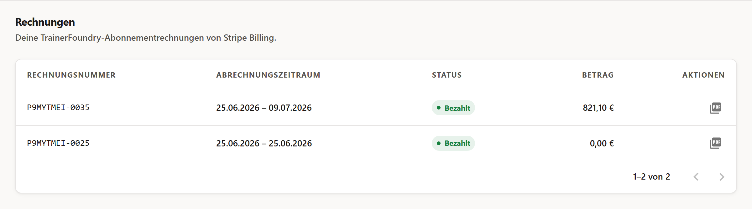 Die Seite „Rechnungen“ mit einer Tabelle aus Rechnungsnummer, Abrechnungszeitraum, Status, Betrag und einem PDF-Symbol je Zeile; zwei Zeilen mit dem Status „Bezahlt“.