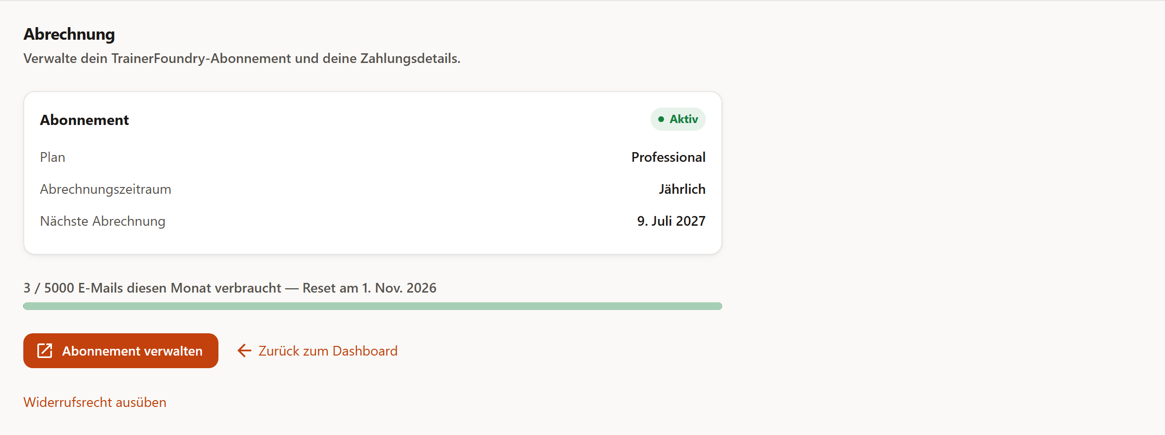 Die Seite „Abrechnung“ mit der Karte Abonnement (Marke „Aktiv“, Plan Professional, Abrechnungszeitraum Jährlich, nächste Abrechnung am 9. Juli 2027), dem Balken „3 / 5000 E-Mails diesen Monat verbraucht — Reset am 1. Nov. 2026“ und dem Knopf „Abonnement verwalten“.