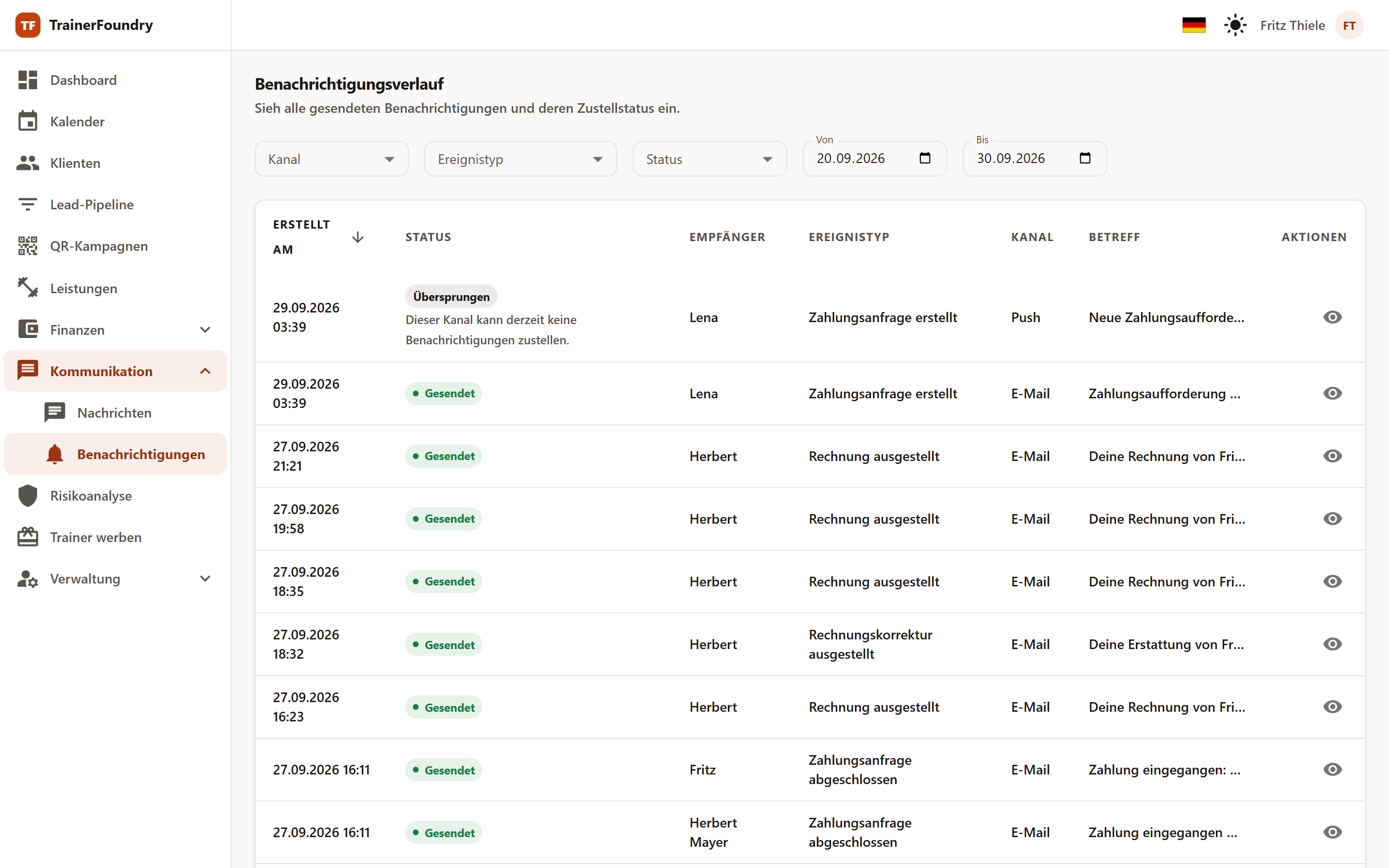 Der Versandverlauf: eine Tabelle mit Erstellungszeitpunkt, Status, Empfänger, Ereignistyp, Kanal und Betreff je verschickter Nachricht, darüber die Filter für Kanal, Ereignistyp, Status und Zeitraum.