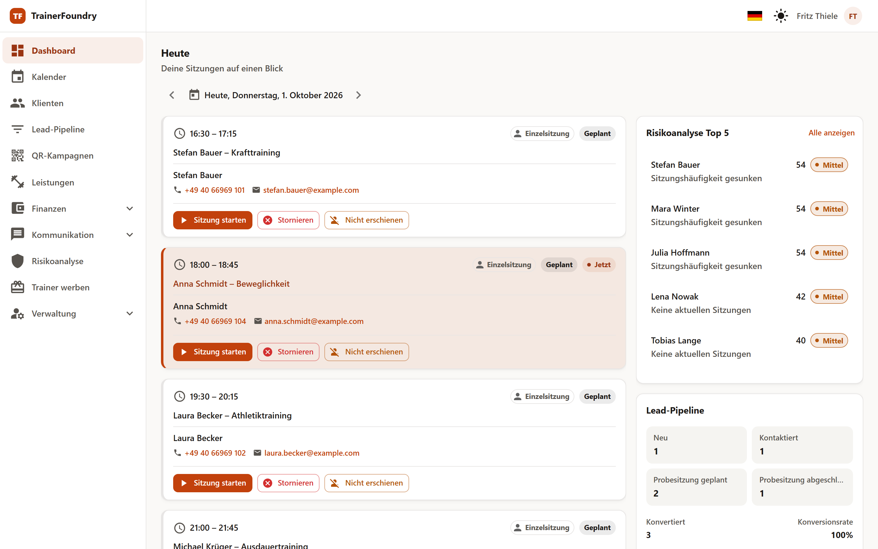 Das Dashboard „Heute“: links die Tagesliste aus Sitzungskarten mit ihren Schnellaktionen, rechts die Karten „Risikoanalyse Top 5“ und „Lead-Pipeline“.