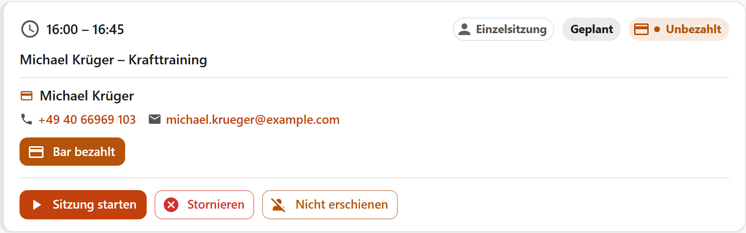 Eine Sitzungskarte mit der Marke „Unbezahlt“, dem markierten Klienten und der Schaltfläche „Bar bezahlt“.