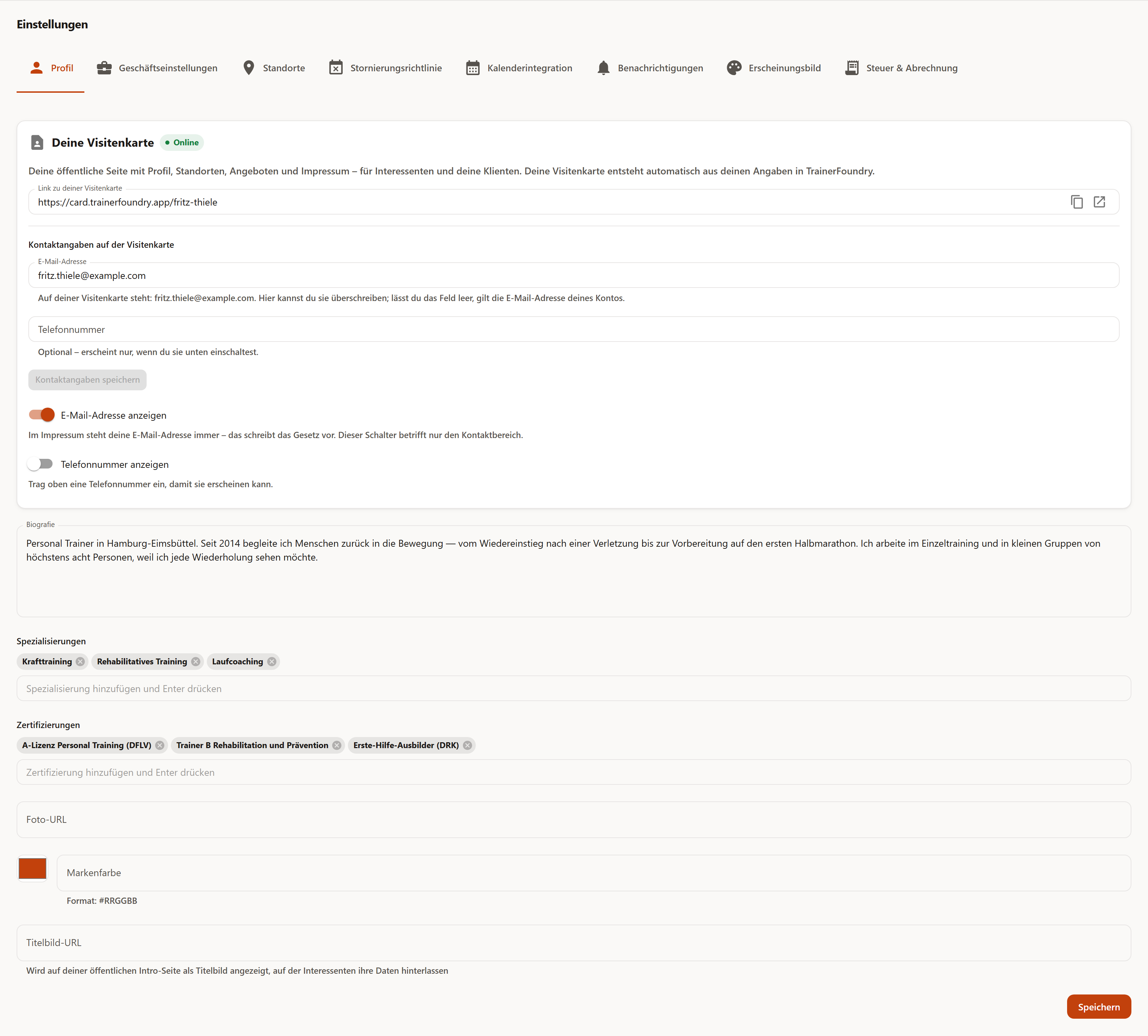 Der Reiter „Profil“: oben die Karte „Deine Visitenkarte“ mit Status „Online“, dem Link zur Visitenkarte, den Kontaktangaben E-Mail-Adresse und Telefonnummer und den Schaltern zum Anzeigen; darunter die Felder Biografie, Spezialisierungen und Zertifizierungen als Marken, Foto-URL, Markenfarbe mit Farbwähler und Titelbild-URL.