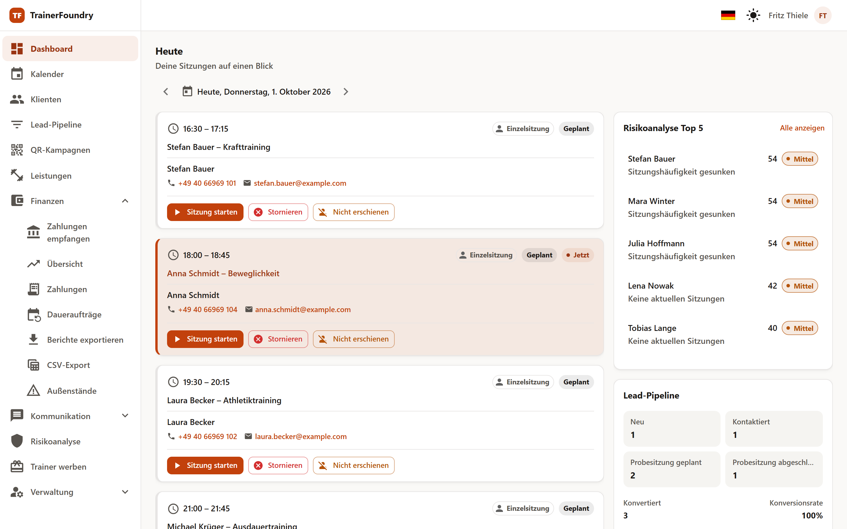 Die App mit aufgeklappter Seitenleiste: Dashboard, Kalender, Klienten, Lead-Pipeline, QR-Kampagnen, Leistungen, die geöffnete Gruppe Finanzen mit ihren sieben Einträgen, dann Kommunikation, Risikoanalyse, Trainer werben und Verwaltung. Oben rechts Sprache, Design und das Profilmenü.