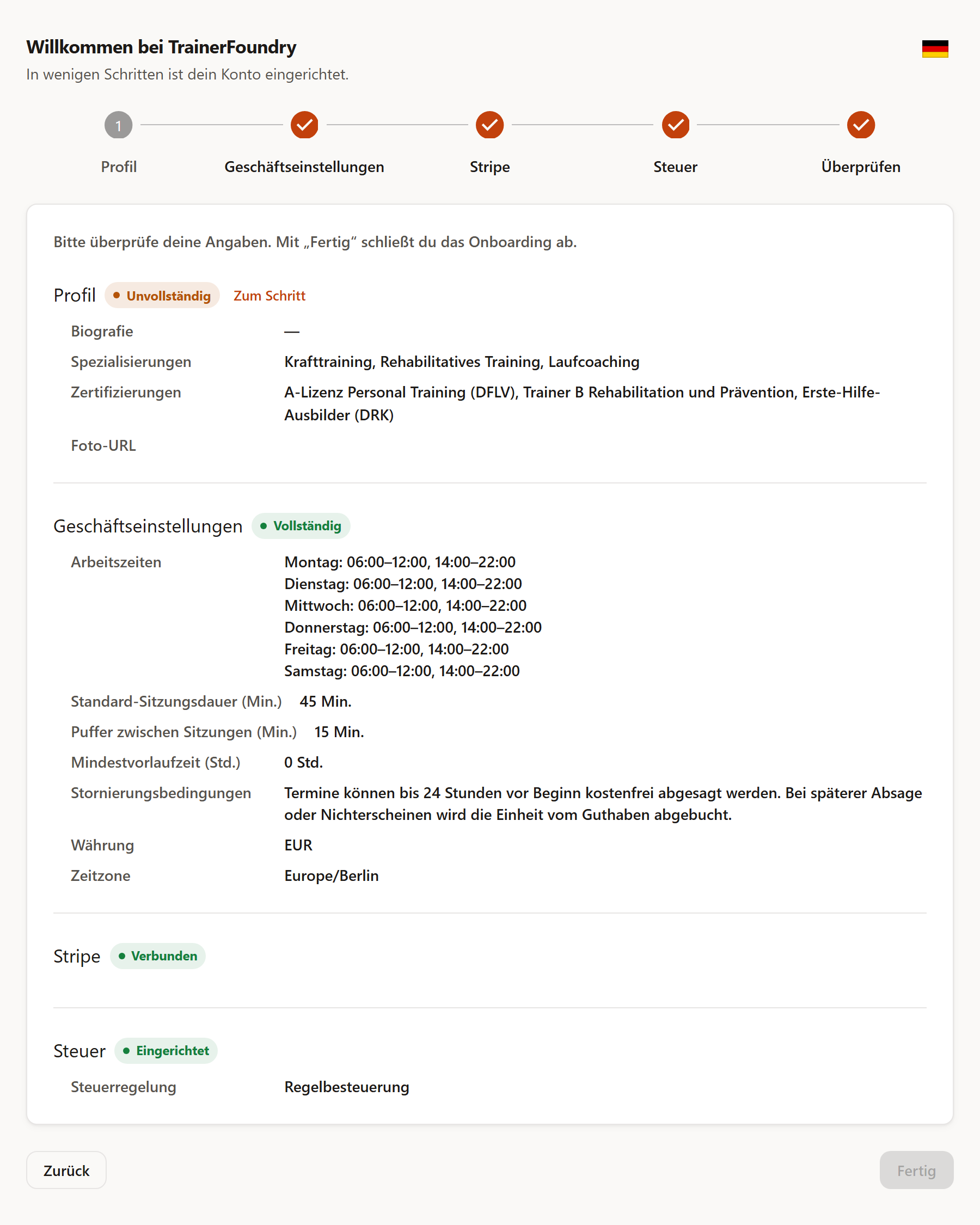 Der Abschlussschritt „Überprüfen“ mit einer Marke für jeden Schritt: Profil „Unvollständig“ mit dem Link „Zum Schritt“ und leerer Biografie, Geschäftseinstellungen „Vollständig“, Stripe „Verbunden“ und Steuer „Eingerichtet“ mit der Steuerregelung Regelbesteuerung, dazu der noch ausgegraute Knopf „Fertig“.
