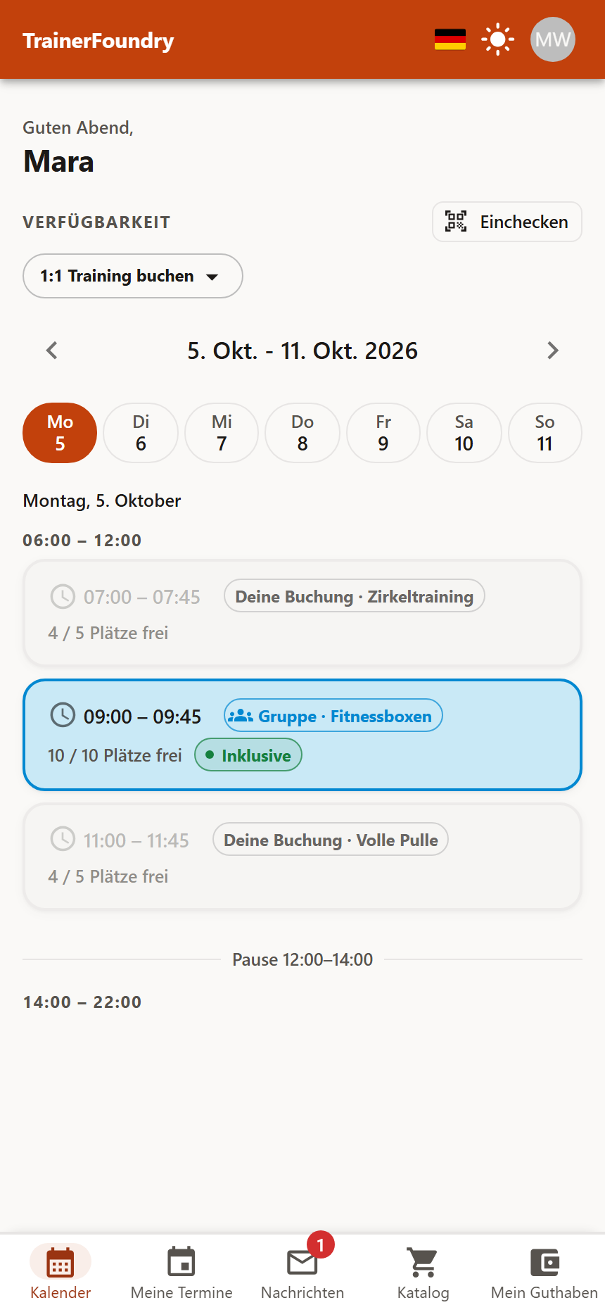 Die Startseite der Klienten-App auf dem Telefon: Begrüßung, Knopf Einchecken, Auswahl „1:1 Training buchen“, eine Wochenleiste und der Tagesplan eines Montags mit einem freien Gruppentermin und zwei Kursen, die der Klient schon gebucht hat.