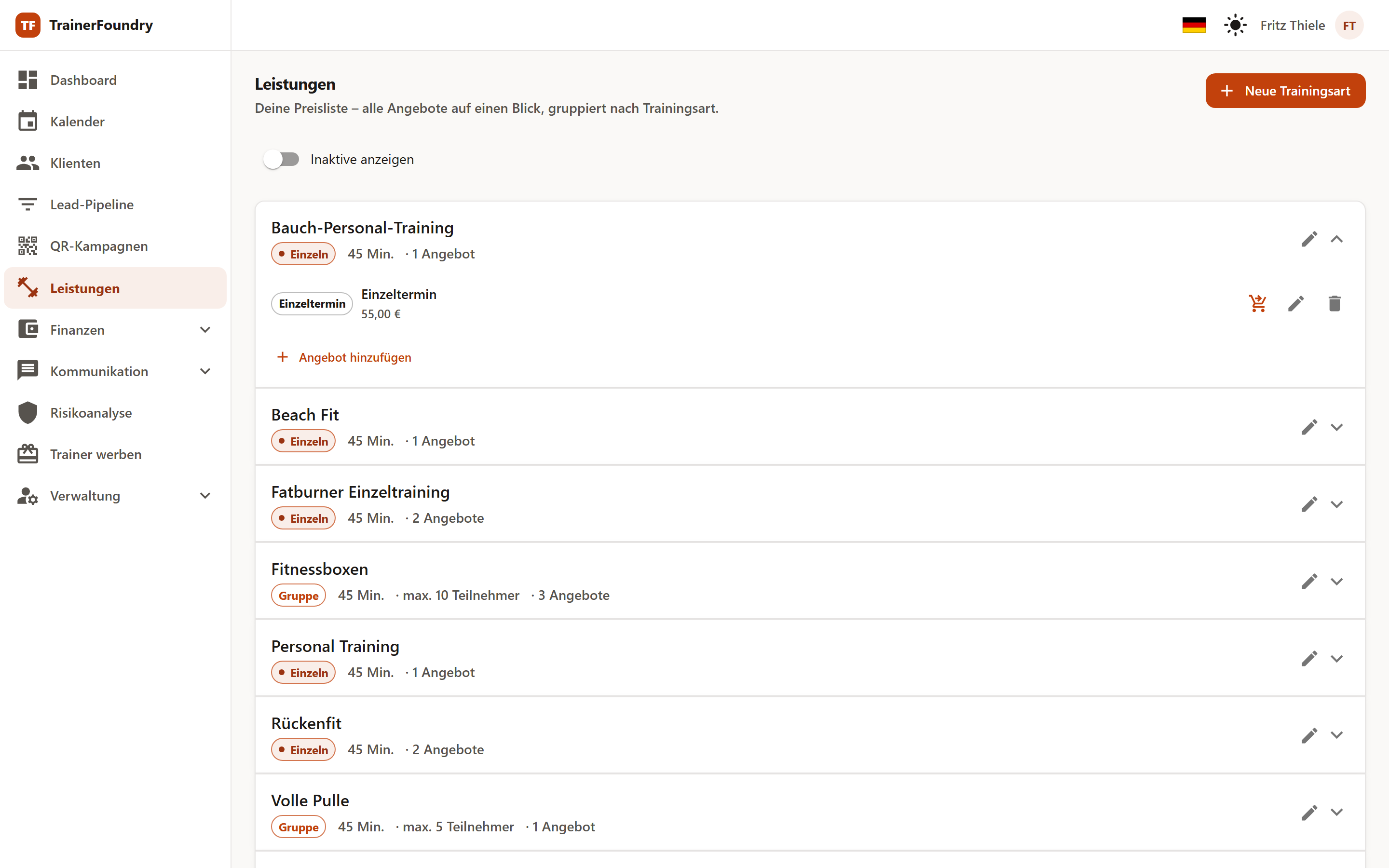 Die Leistungsliste in TrainerFoundry: Trainingsarten als Gruppen, darunter die jeweiligen Angebote mit Preis und Verkaufen-Aktion.