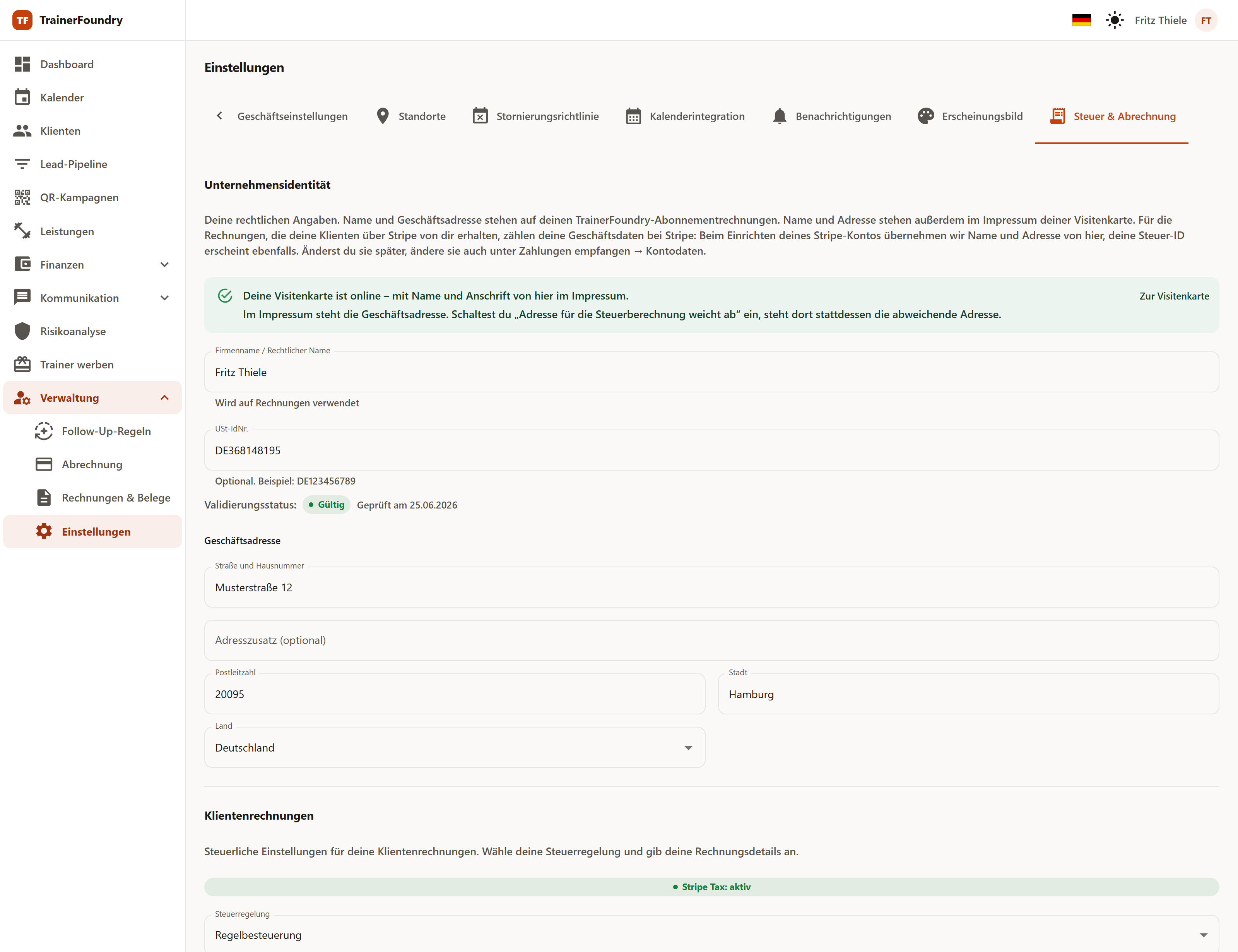 Die Steuereinstellungen mit dem Validierungsstatus der USt-IdNr., der Geschäftsadresse und dem darunter beginnenden Abschnitt Klientenrechnungen: der Hinweis „Stripe Tax: aktiv“ und die Steuerregelung Regelbesteuerung.
