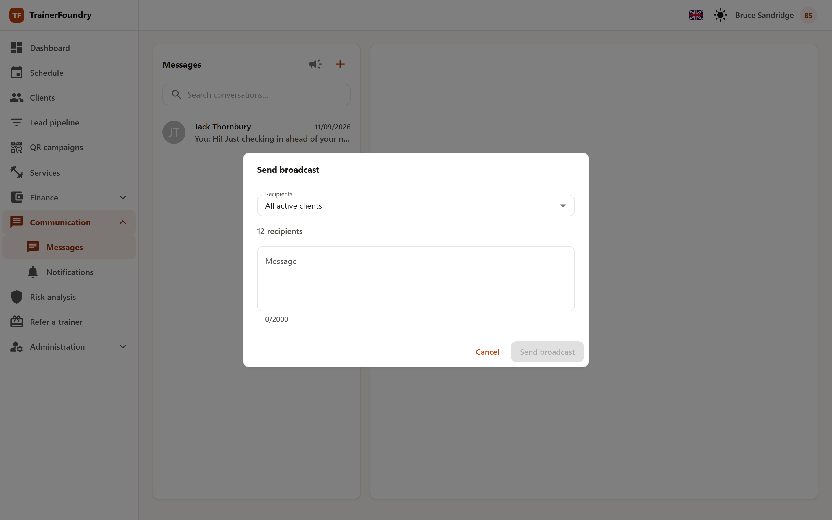 The “Send broadcast” dialog with the recipient-group selector, the recipient count and the text field.